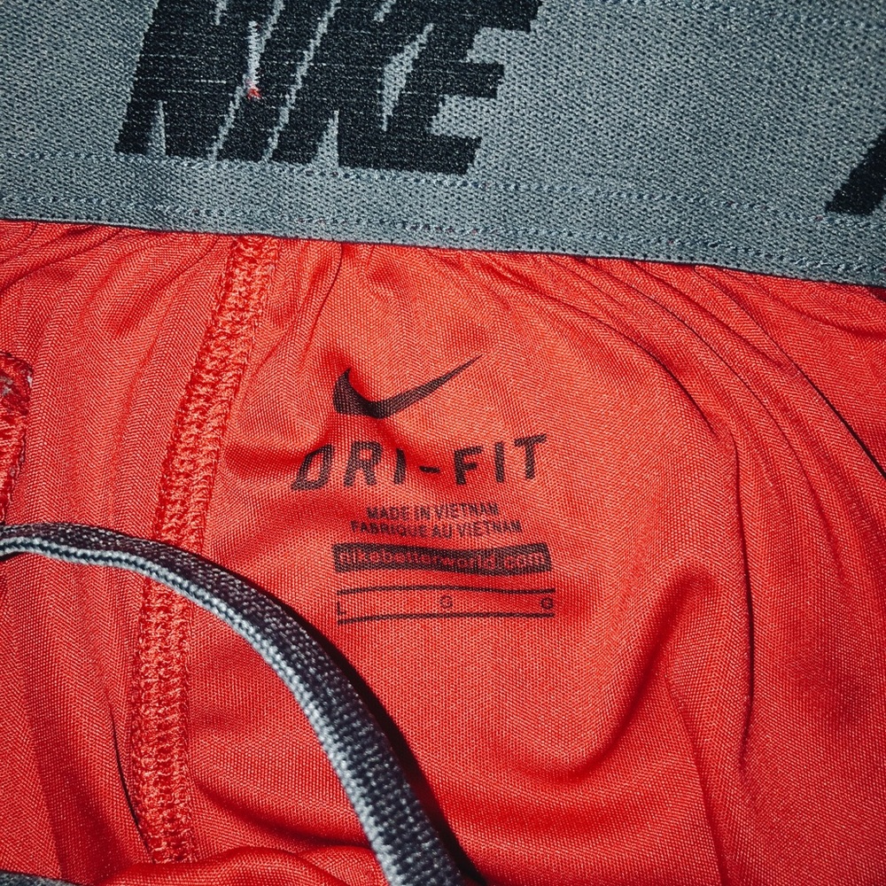 2 Nike shirts, 1 pair of Nike short - Picture 8 of 8